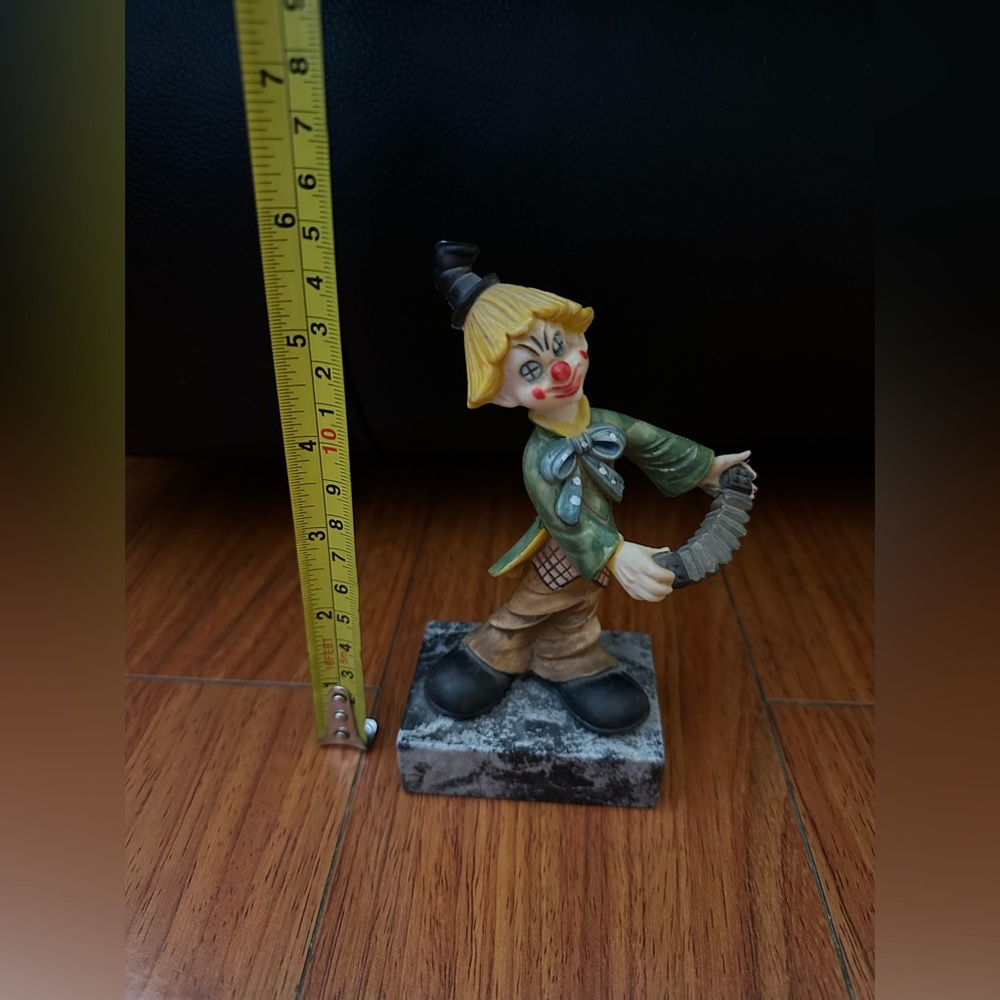 Q2- Figurines/Knick Knacks Clown Playing Accordion Figurine With Marble base